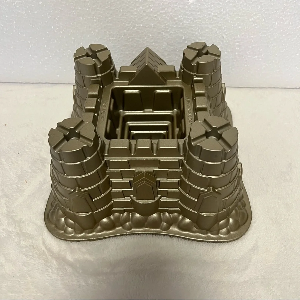 Nordic Ware 3-D Sandcastle Baking Pan Bundt Cake Mold Castle